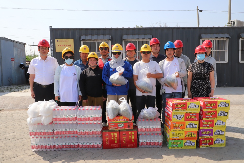 灌西投資公司黨委到宵洋碼頭送清涼慰問(wèn)一線(xiàn)員工_副本