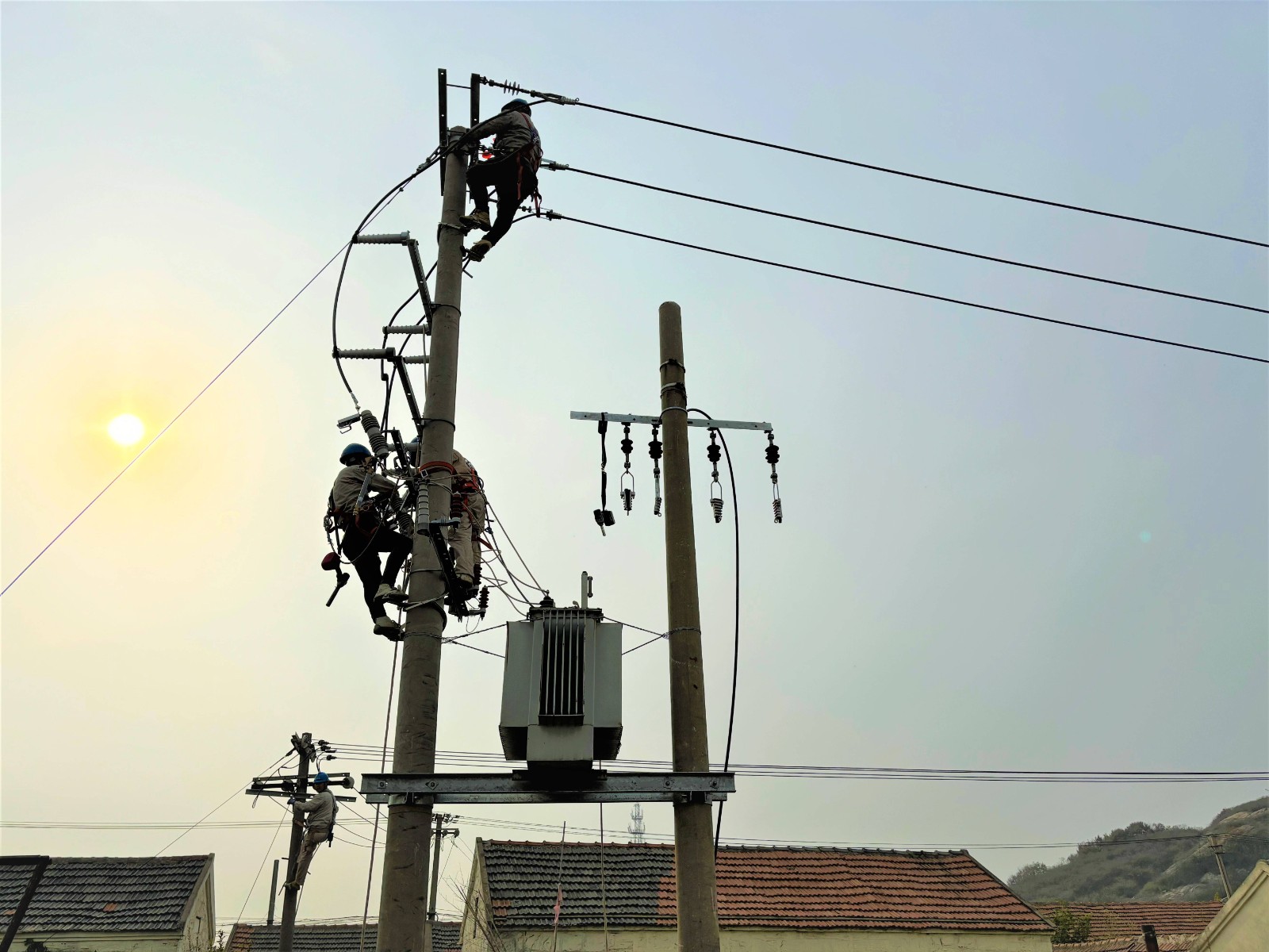 1700812631947004842.jpg 徐南供電所:配變增容改造 居民用電無(wú)憂(yōu)(1).jpg